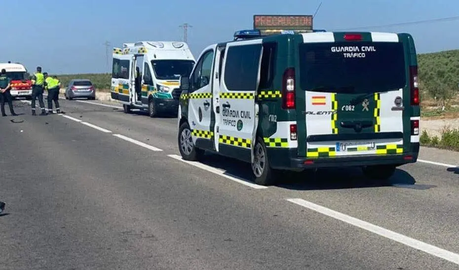 GRAF4928. LEBRIJA (SEVILLA), 06/08/2025.-Un guardia civil alumno en pr&aacute;cticas ha salvado la vida de una mujer, al practicarle un torniquete en la grave lesi&oacute;n que presentaba en una pierna, tras resultar implicada en un accidente de tr&aacute;fico ocurrido en Lebrija (Sevilla), en el que muri&oacute; una persona y por el que ha sido detenida otra.-EFE/ Guardia Civil ***SOLO USO EDITORIAL/SOLO DISPONIBLE PARA ILUSTRAR LA NOTICIA QUE ACOMPA&Ntilde;A (CR&Eacute;DITO OBLIGATORIO)*** 