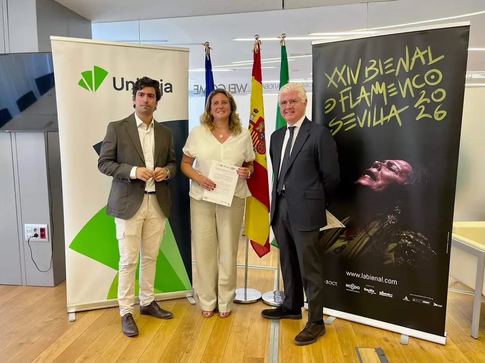  El director territorial de Unicaja en Andaoluc&iacute;a Occidental, Javier Aguilera, la delegada de Turismo y Cultura del Ayuntamiento de Sevilla, Angie Moreno, y el direcor de la Bienal de Flamenco, Luis Ybarra | AYUNTAMIENTO DE SEVILLA 