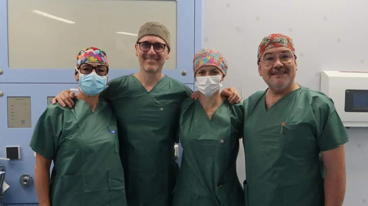  El Dr. Rafael Peri&aacute;&ntilde;ez junto a su equipo en Vithas Sevilla. | VITHAS 
