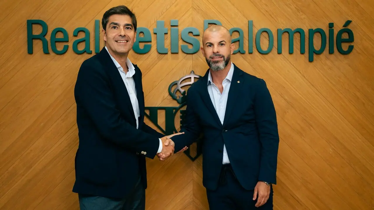  El presidente del Real Betis, &Aacute;ngel Haro, posa junto a su director deportivo, Manu Fajardo. | RBB 