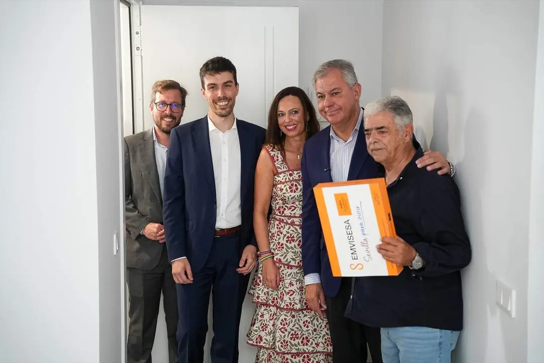  Representantes del Gobierno de Espa&ntilde;a, Junta de Andaluc&iacute;a y Ayuntamiento de Sevilla con uno de los vecinos de los que han recibido las llaves del nuevo Residencial Puerta Real |&nbsp;AYTO. DE SEVILLA 