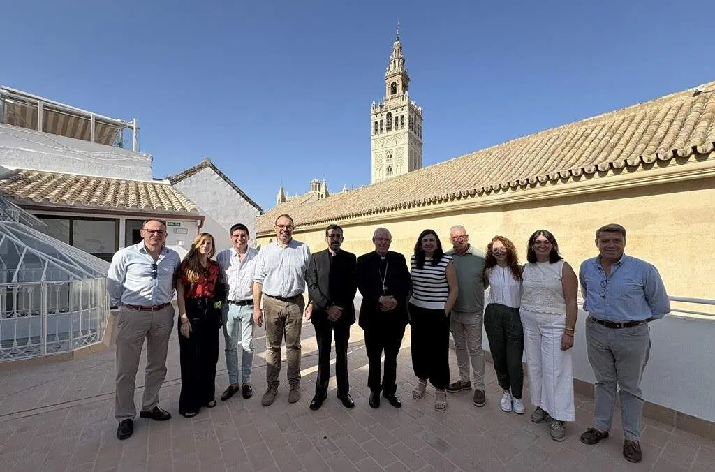  El arzobispo de Sevilla, en el centro, visita las obras del centro de noche Saiz Meneses para personas sin hogar, ubicado en la calle Don Remondo |&nbsp;ARCHIDI&Oacute;CESIS DE SEVILLA 