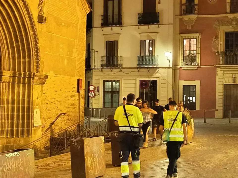  Una pareja de agentes c&iacute;vicos o serenos transita junto a la Parroquia de San Marcos, en el casco antiguo 