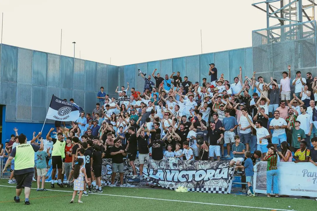  La afici&oacute;n del Club Atl&eacute;tico Central anima durante un partido. | CAC 