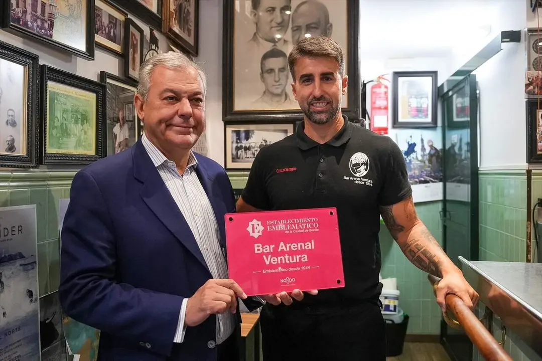 El alcalde  entregando la placa de establecimiento emblem&aacute;tico de la ciudad al responsable del Bar Ventura. | AYTO 