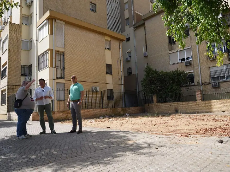  El portavoz adjunto del Grupo Municipal Vox, Fernando Rodr&iacute;guez Galisteo, en una visita a la calle Piel de Toro. | Vox 