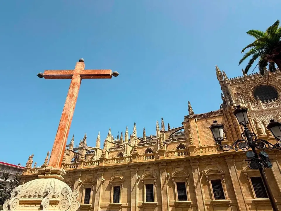  La Cruz de los Juramentos del Archivo de Indias recupera su tono rojizo original. | AYTO 