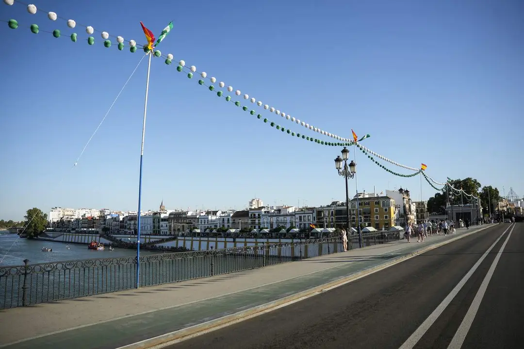  Archivo - Imagen de archivo de la Vel&aacute; de Santiago y Santa Ana 2025 en el barrio de Triana (Sevilla) |&nbsp;E.P. 