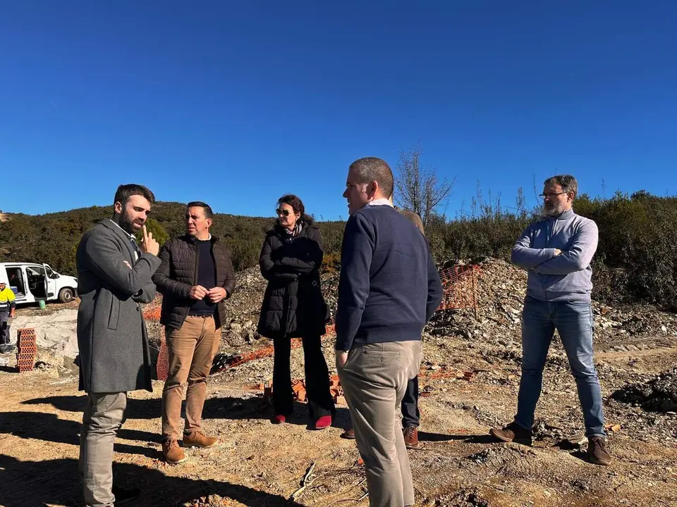  El diputado provincial del &Aacute;rea de Servicios P&uacute;blicos Supramunicipales, Gonzalo Dom&iacute;nguez, visita uno de los caminos rurales da&ntilde;ados por el tren de borrascas |&nbsp;DIPUTACI&Oacute;N DE SEVILLA 