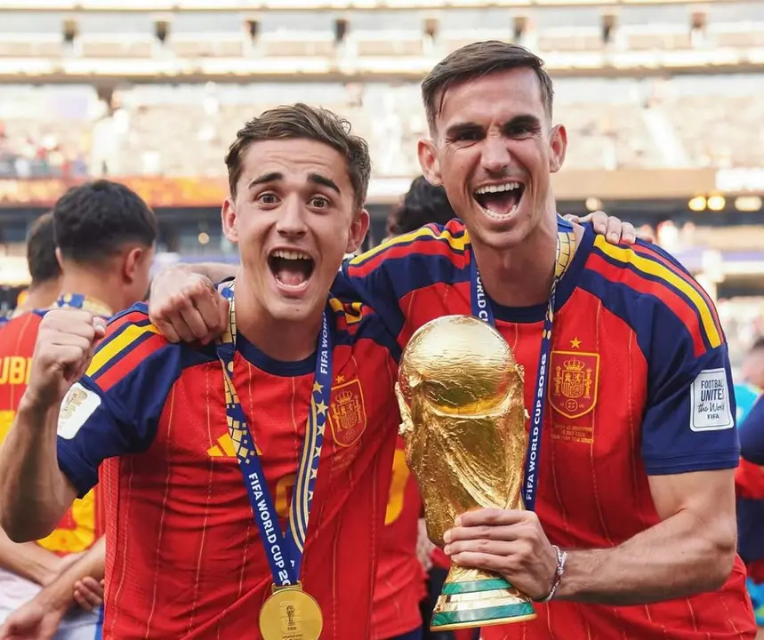  Gavi y Fabi&aacute;n celebran tras proclamarse campeones del mundo. | @fabianruiz52 