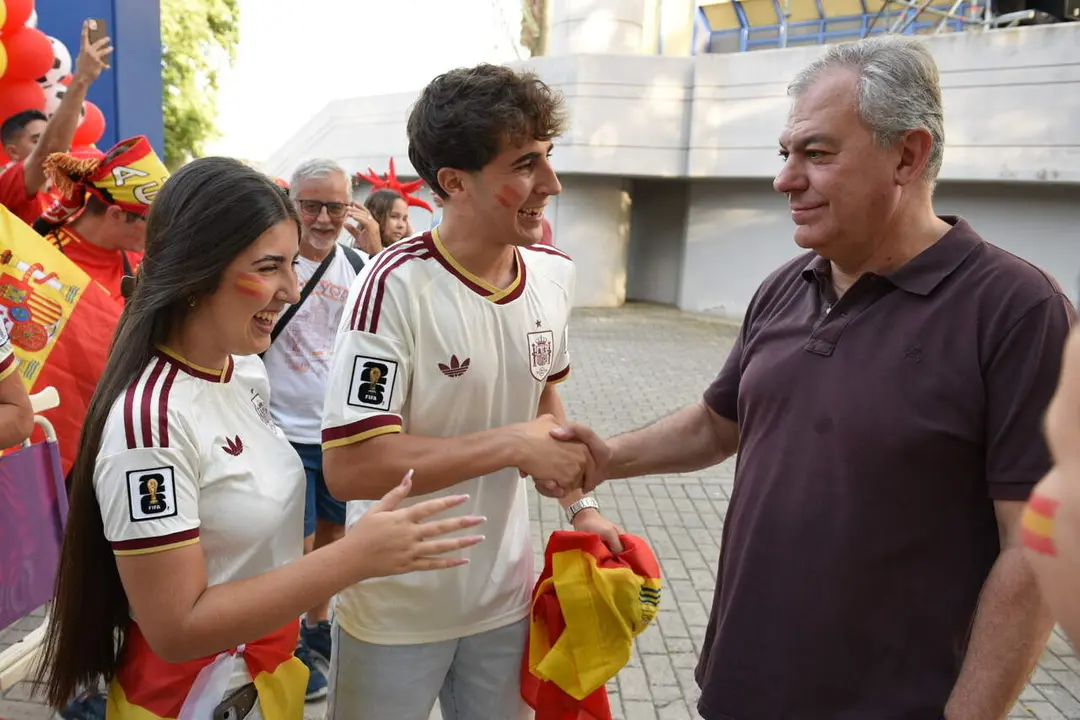  Jos&eacute; Luis Sanz saluda a aficionados presentes en el Centro Deportivo San Pablo. | AYTO 