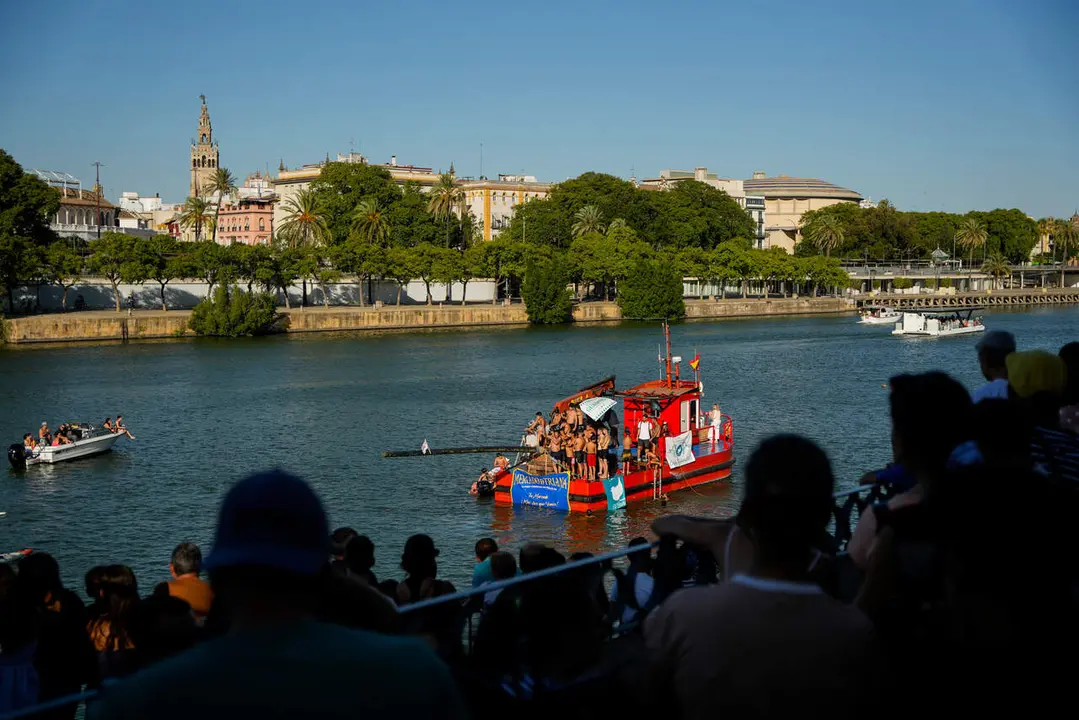  La cuca&ntilde;a, una de las tradiciones m&aacute;s reconocibles de la Vel&aacute; de Triana. | Archivo 