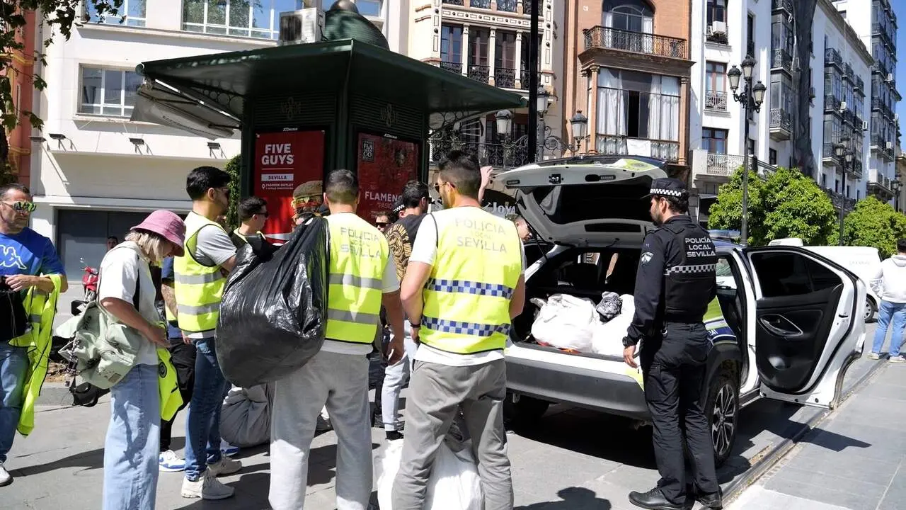  Operaci&oacute;n de la Polic&iacute;a Local contra 'manteros' en Sevilla. | AYTO 