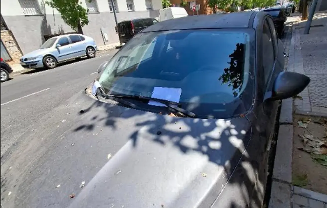  El coche de Los Bermejales con el cartel de aviso. | MJF 