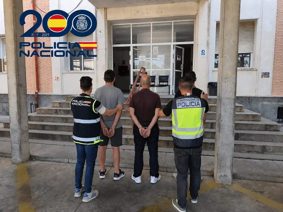  Agentes de Polic&iacute;a Nacional con los tres detenidos por robos en domicilios |&nbsp;POLIC&Iacute;A NACIONAL 