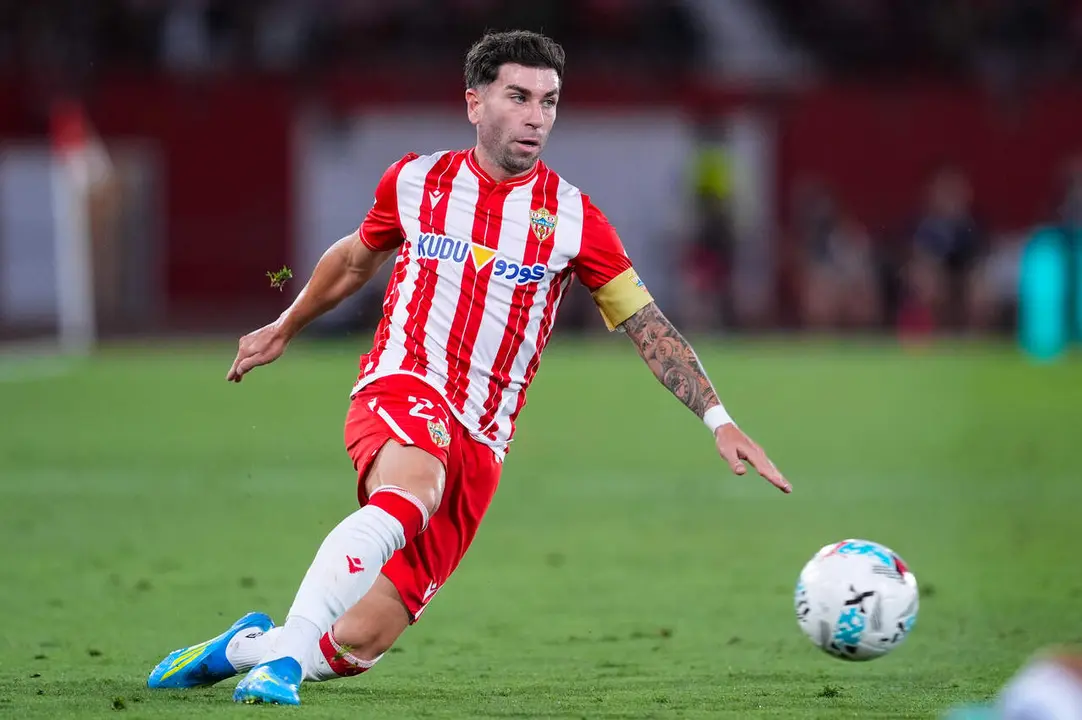  Adri&aacute;n Embarba da un pase en su &uacute;ltimo partido con la UD Almer&iacute;a. | Archivo/EP 