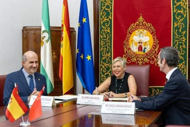  La rectora de la Universidad de Sevilla, Carmen Vargas; el vicerrector de Internacionalizaci&oacute;n, Juli&aacute;n Mart&iacute;nez y el director del Instituto Confucio, Gonzalo Miranda, acuden a la firma del acuerdo de cooperaci&oacute;n con instituciones educativas chinas |&nbsp;UNIVERSIDAD DE SEVILLA 
