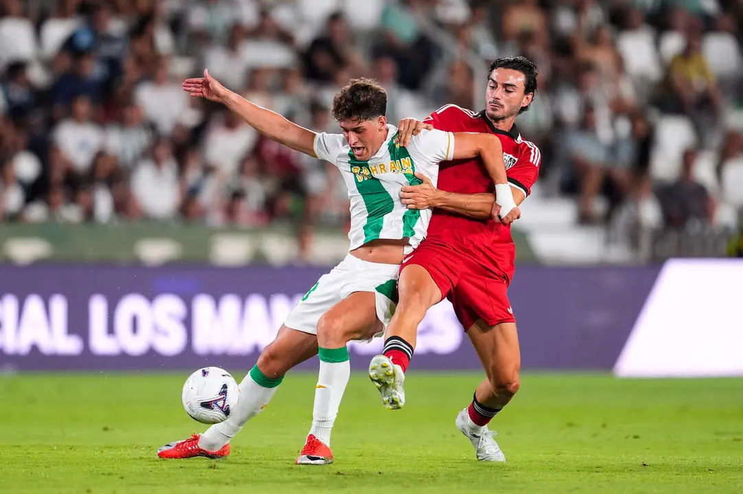  Juan Iglesias lucha por le bal&oacute;n en el IV Trofeo Puertas de C&oacute;rdoba. | EP 