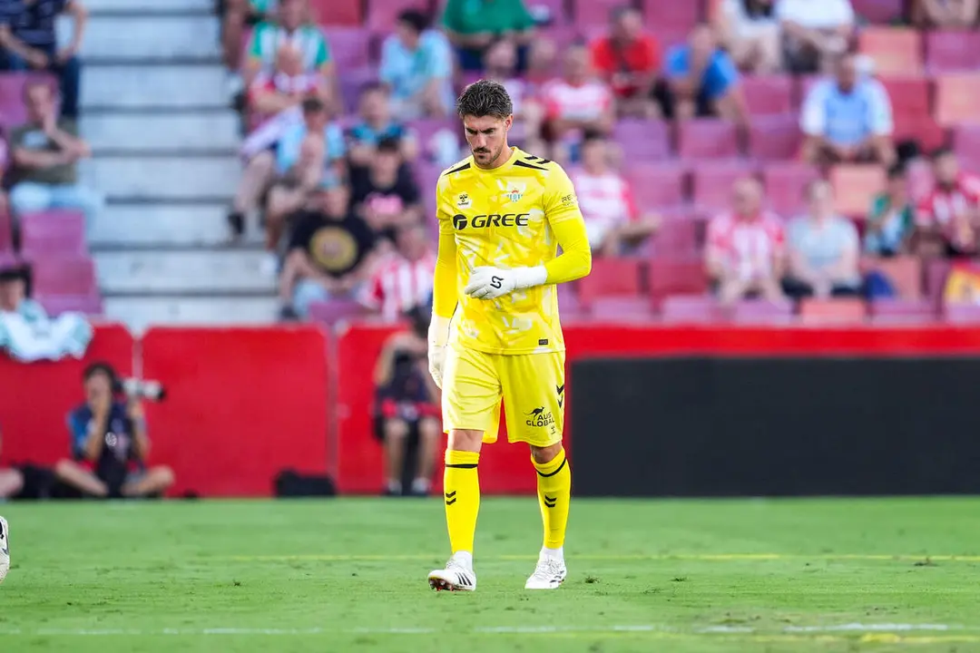  Diego Conde abandona el terreno de juego tras su choque con Diego Llorente. | EP 
