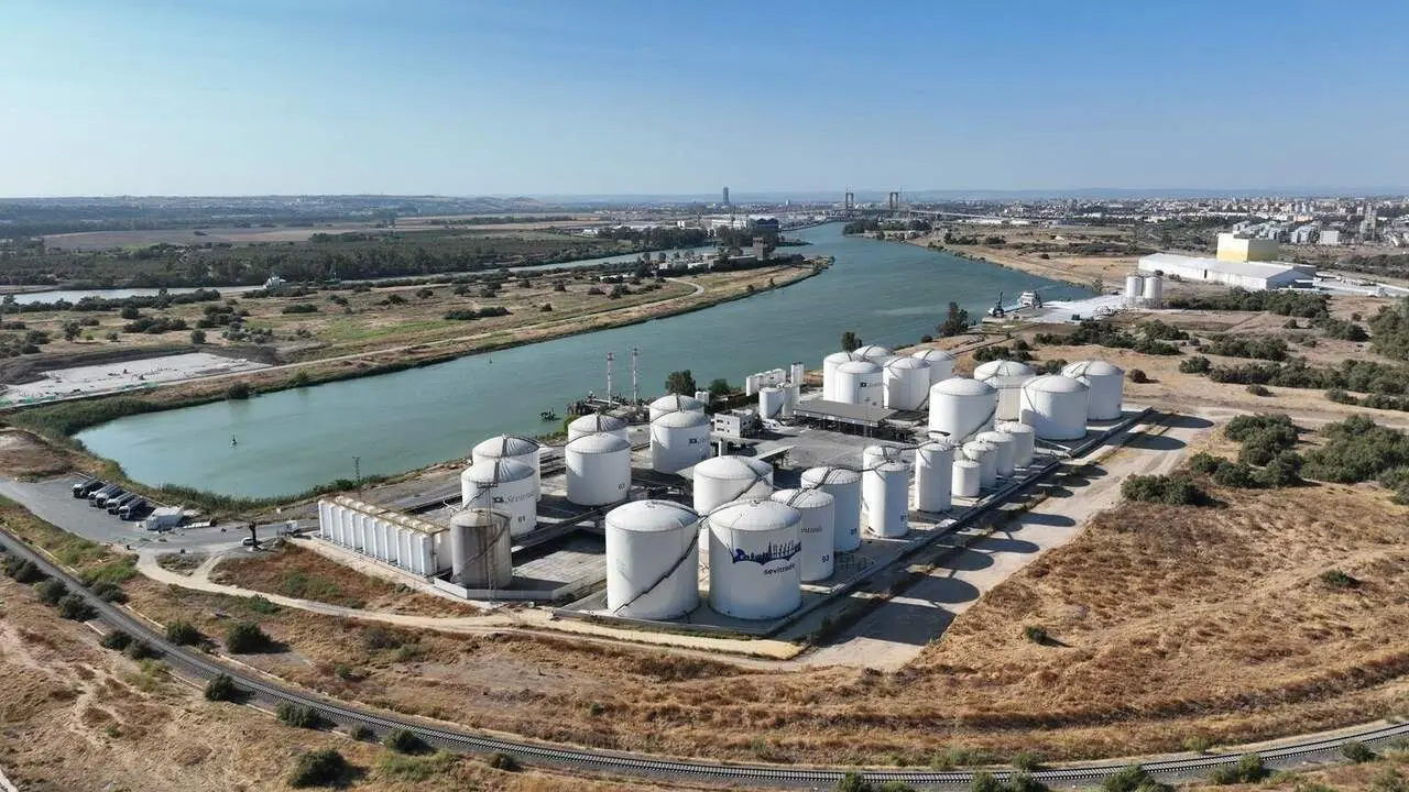  D&aacute;rsena del Cuarto con la Terminal Log&iacute;stica de L&iacute;quidos en primer t&eacute;rmino |&nbsp;APS 