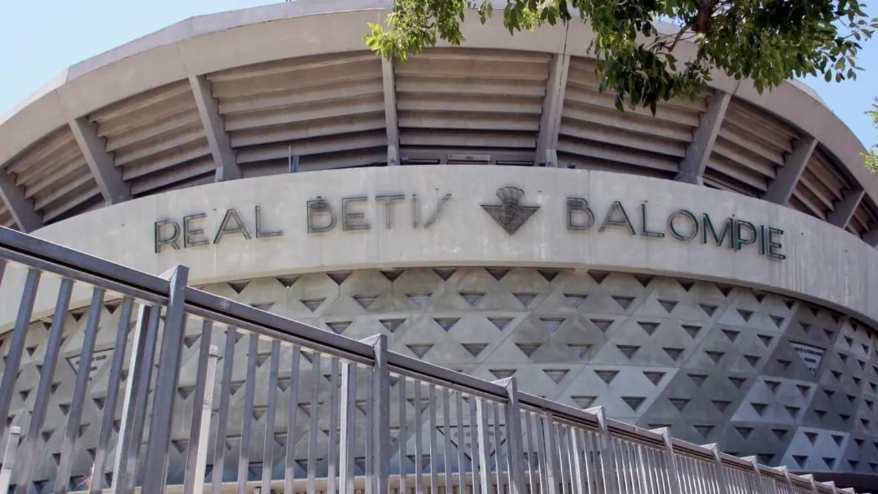 Exterior del estadio Benito Villamar&iacute;n | EP