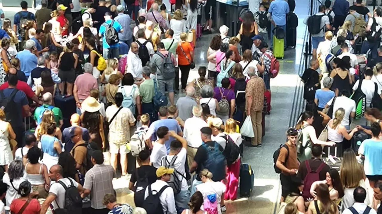 Colas en la estaci&oacute;n de Santa Justa | Junta de Andaluc&iacute;a