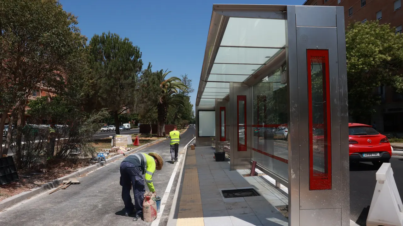 Vista general de las obras del Tranvib&uacute;s de la Avda de las Ciencias, junto a FIBES | Roc&iacute;o Ruz / Europa Press