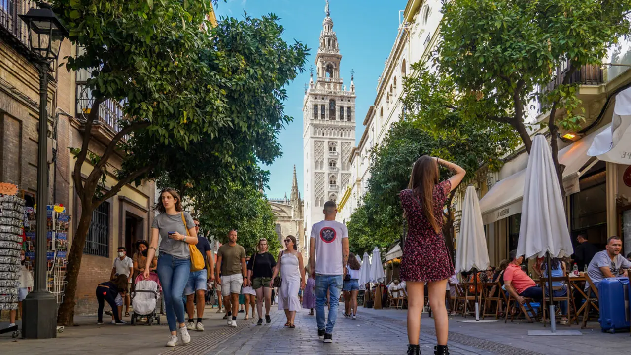  Gran cantidad de turistas por el entorno de la Catedral de Sevilla. | Europa Press. 