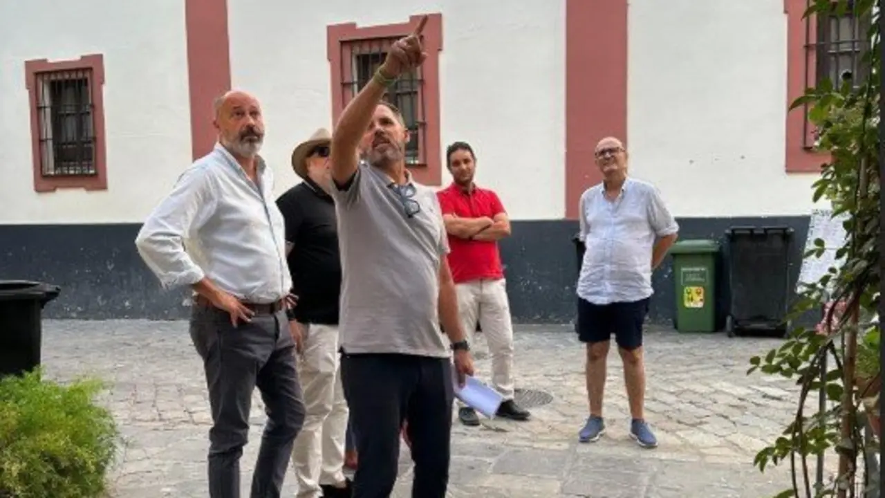  Un momento de la visita del gerente de Urbanismo al barrio de Santa Cruz | MJF 