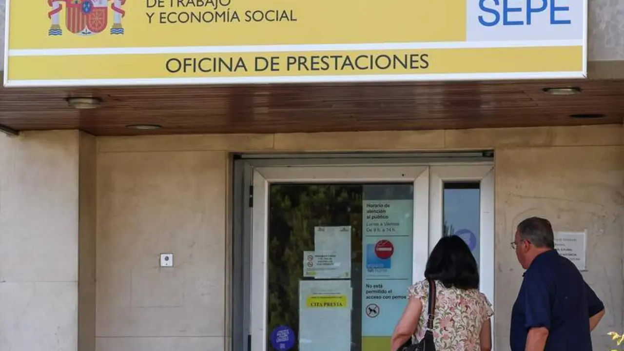  Dos personas entran a una oficina del SEPE. - Europa Press. 