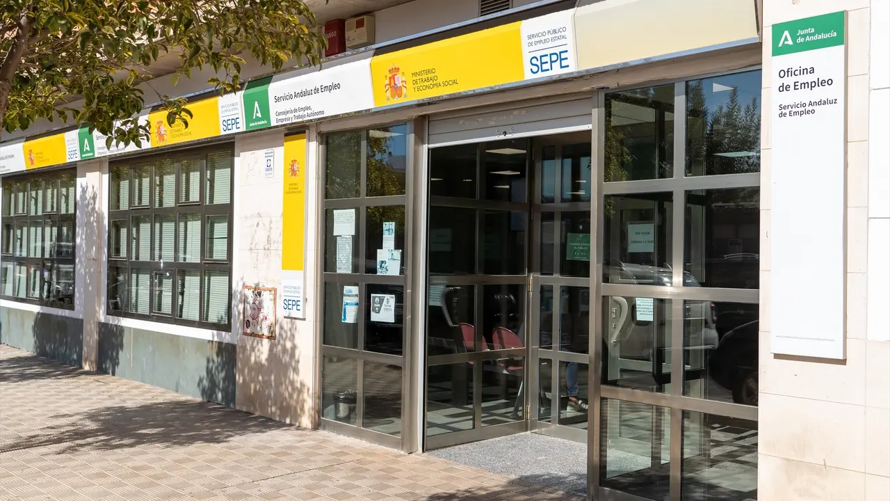 Fachada de una oficina del (SEPE).
| Francisco J. Olmo - Archivo