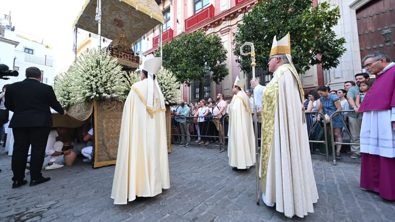 La Virgen de los Reyes con Don Ios&eacute; &Aacute;ngel Sainz Meneses tras ella - CABILDO CATEDRAL