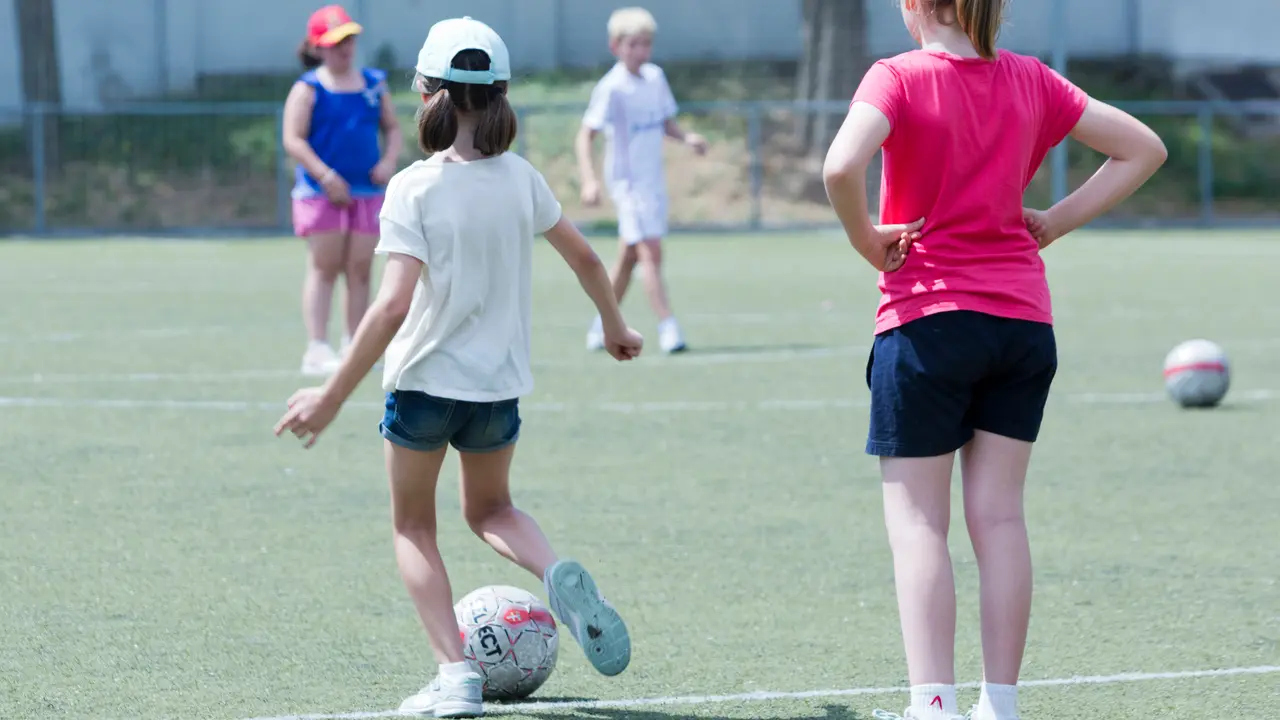 EuropaPress_6858822_ninas_jugando_futbol_campamento_verano_pozuelo_alarcon
