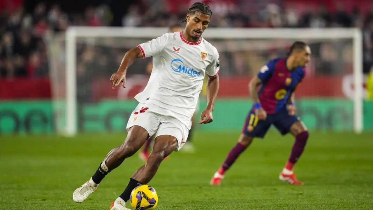  Lo&iuml;c Bad&eacute; conduciendo el bal&oacute;n ante el FC Barcelona | EP 