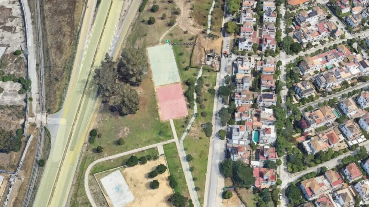  En el centro de la imagen, el talud del parque del Guadaira en la calle Per&uacute; de Heli&oacute;polis y, en la parte inferior, el colegio Corpus Christi | MJF / Google Maps 