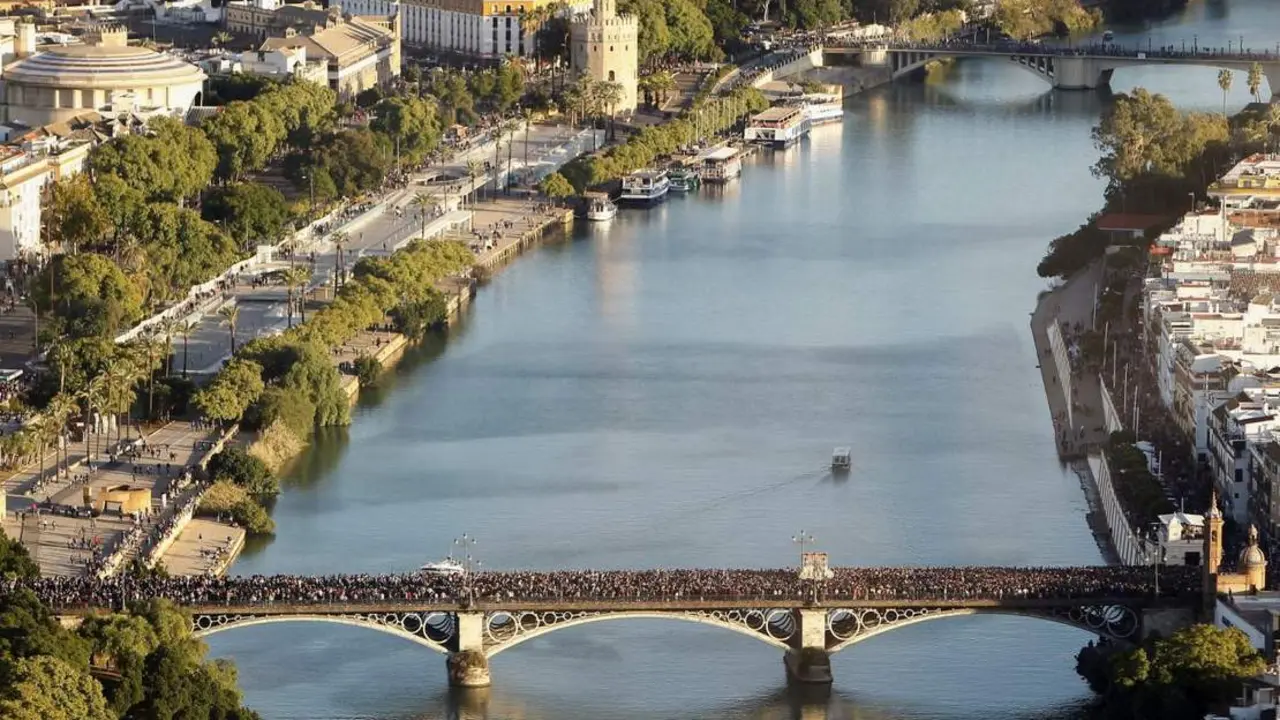  Vista del puente Triana en Semana Santa. - Manuel G&oacute;mez 