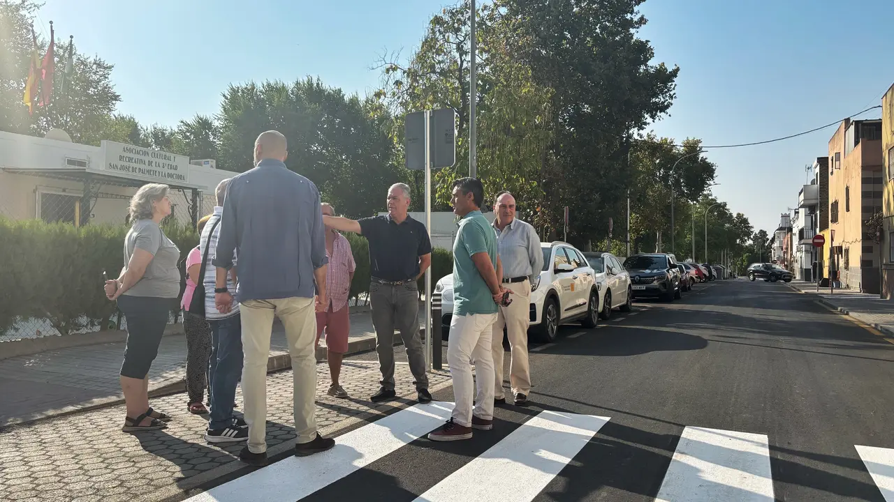 El alcalde de Sevilla, Jos&eacute; Luis Sanz, supervisa las obras realizadas en la barriada de Palmete | AYUNTAMIENTO DE SEVILLA
