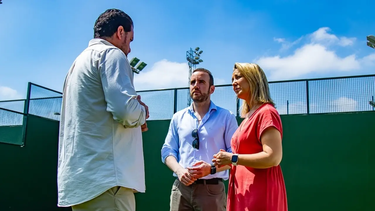 La alcaldesa de Alcal&aacute; de Guada&iacute;ra, Ana Isabel Jim&eacute;nez, durante su visita al Complejo Deportivo Distrito Sur.
- AYTO. DE ALCAL&Aacute; DE GUADA&Iacute;RA.
