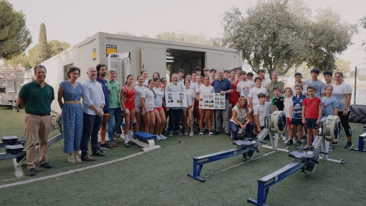  El alcalde de Sevilla, Jos&eacute; Luis Sanz, junto a practicantes. | Europa Press. 