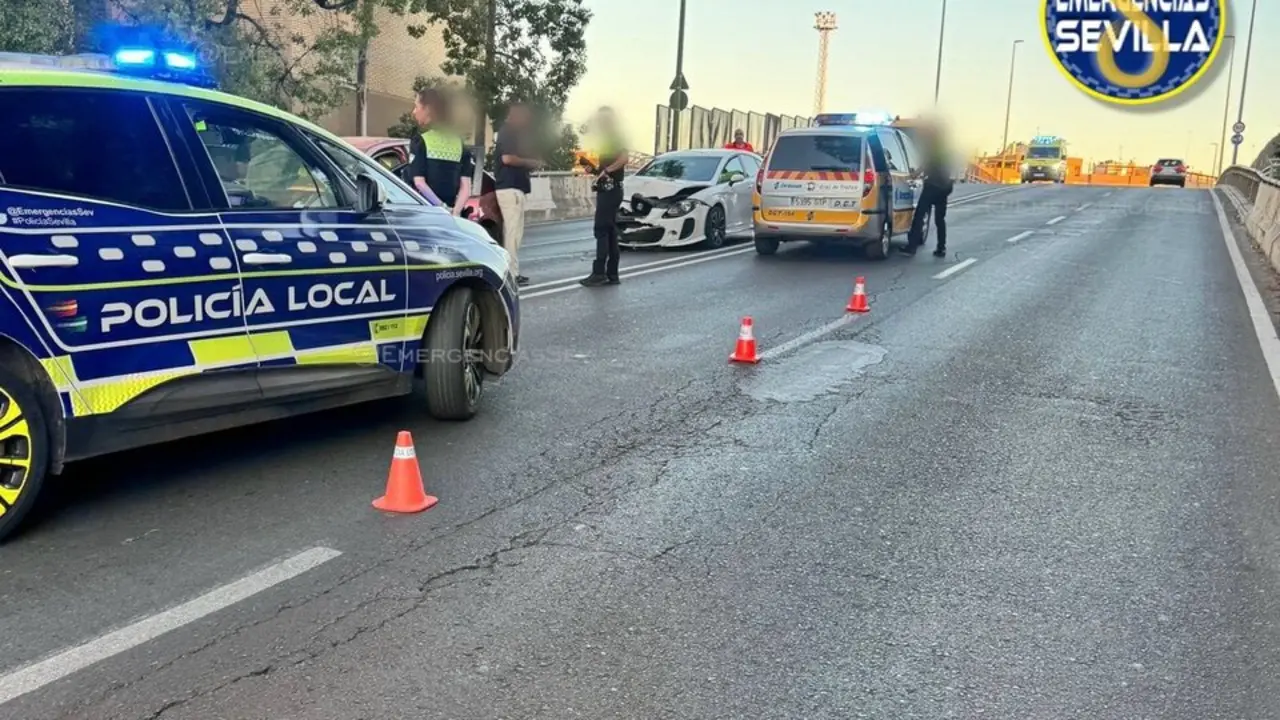 Imagen de la avenida Alcalde Manuel del Valle tras el accidente | EMERGENCIAS SEVILLA 