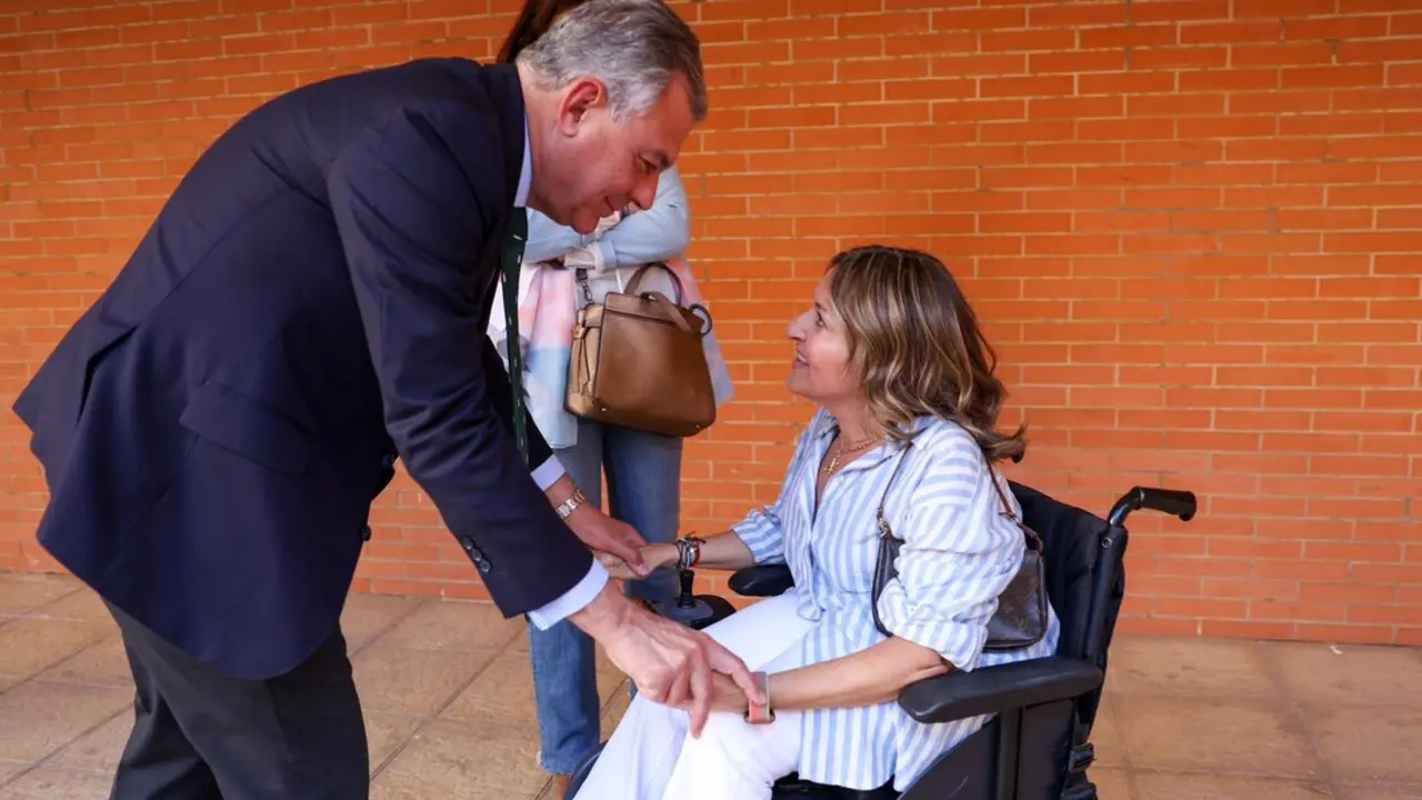  El alcalde, Jos&eacute; Luis Sanz, junto a una persona con discapacidad. - Archivo/Ayto. 