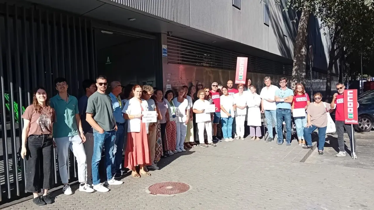  Concentraci&oacute;n de protesta a las puertas del centro de salud Alamillo, en Sevilla | CCOO 