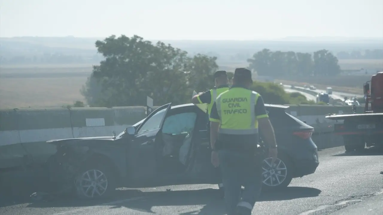 Cortes de tr&aacute;fico en la A-4 a la altura de Carmona por accidente que moviliza un helic&oacute;ptero sanitario. 