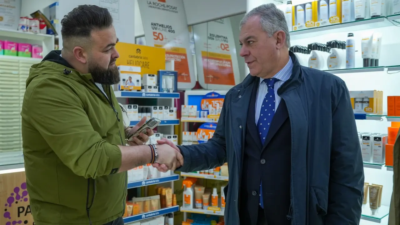 Imagen del alcalde de Sevilla, Jos&eacute; Luis Sanz, junto a un empresario | AYUNTAMIENTO DE SEVILLA