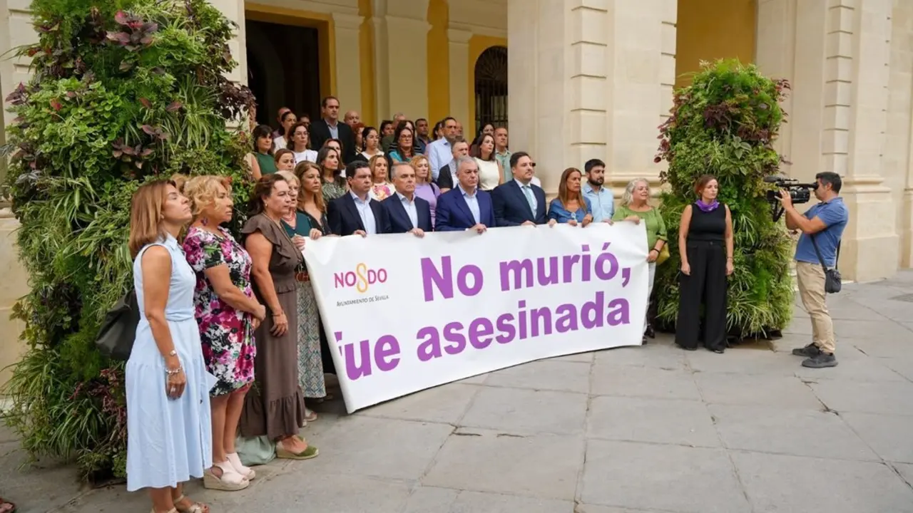  Minuto de silencio en el Ayuntamiento de Sevilla este martes por el asesinato machista en Valdezorras - E.P. 