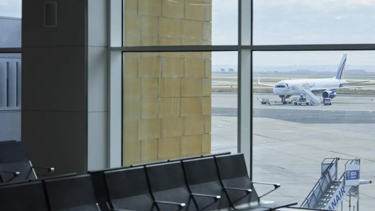  El Ayuntamiento destaca el refuerzo de conexiones a&eacute;reas, con siete nuevas rutas de Ryanair en verano. - JOAQU&Iacute;N CORCHERO / EP 