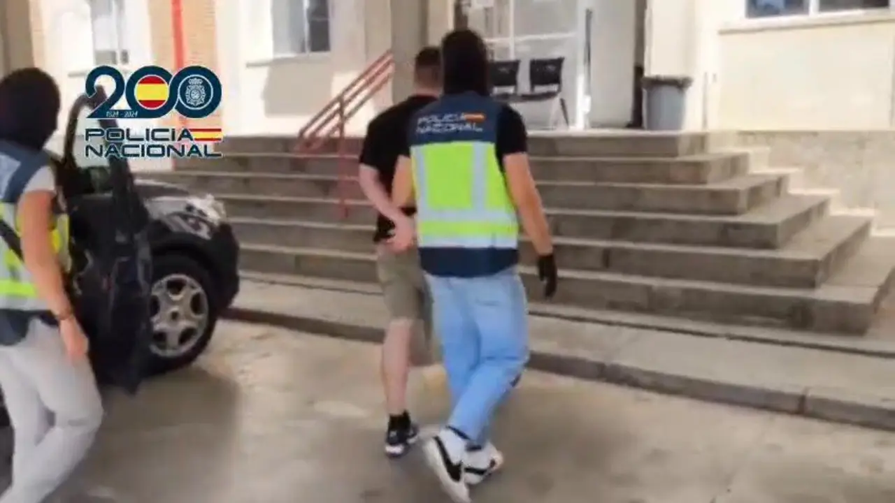  El traslado a Comisar&iacute;a de uno de los detenidos. | DGP 