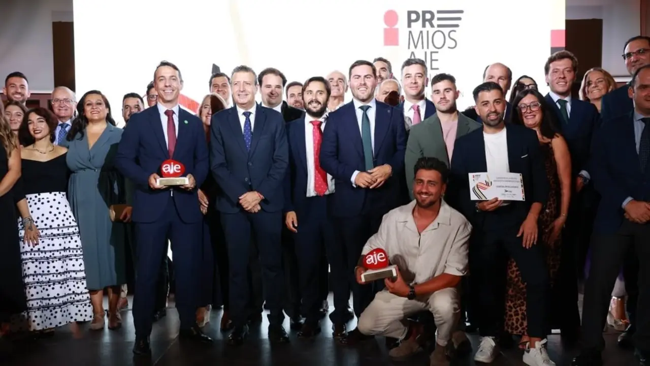  Foto de familia de la entrega de los premios AJE. | EP. 