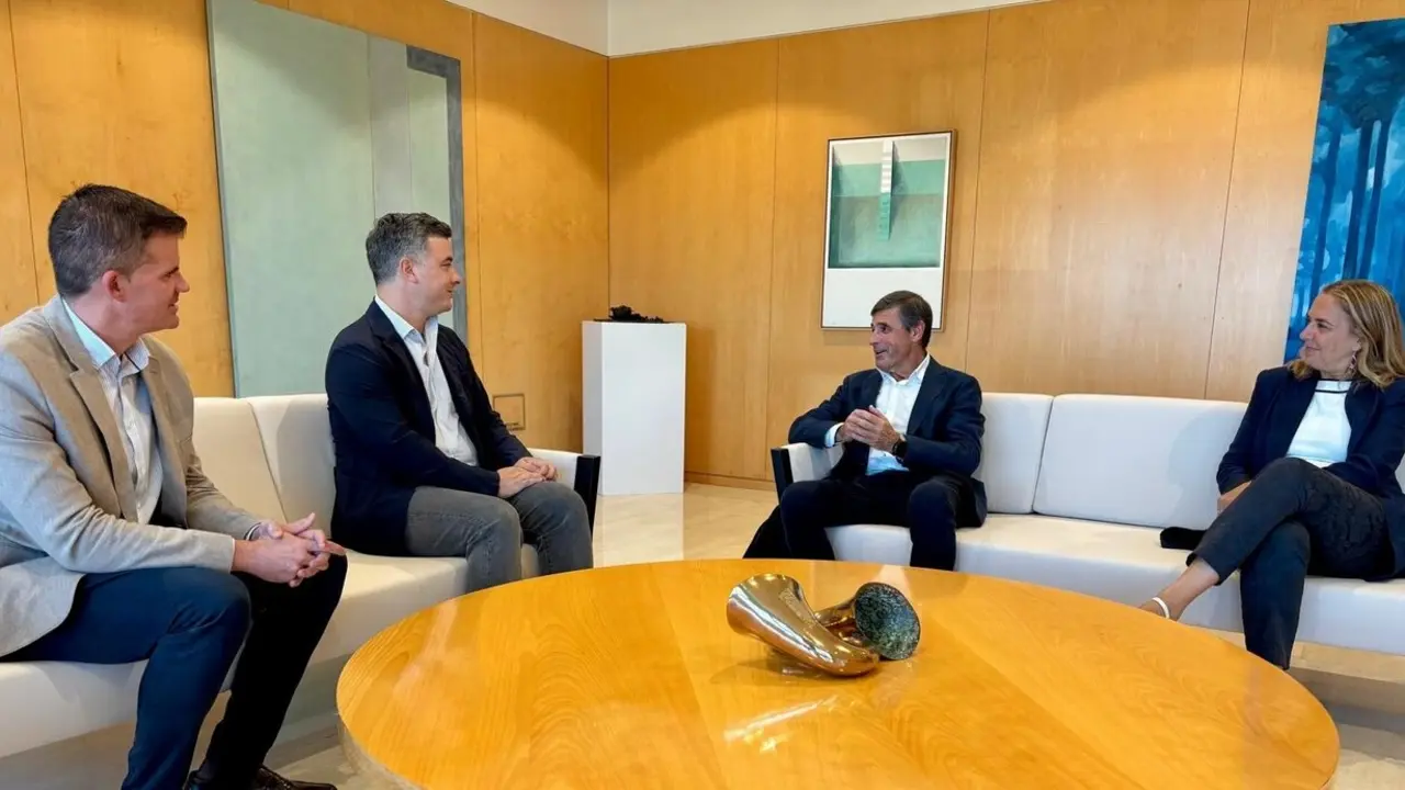  Los vicepresidentes de Inpro y Prodetur, Antonio Jes&uacute;s Mu&ntilde;oz y Rodrigo Rodr&iacute;guez Hans, en un encuentro de trabajo con Enrique Mart&iacute;nez, presidente de la Sociedad Estatal para la Gesti&oacute;n de la Innovaci&oacute;n. | DIPUTACI&Oacute;N 