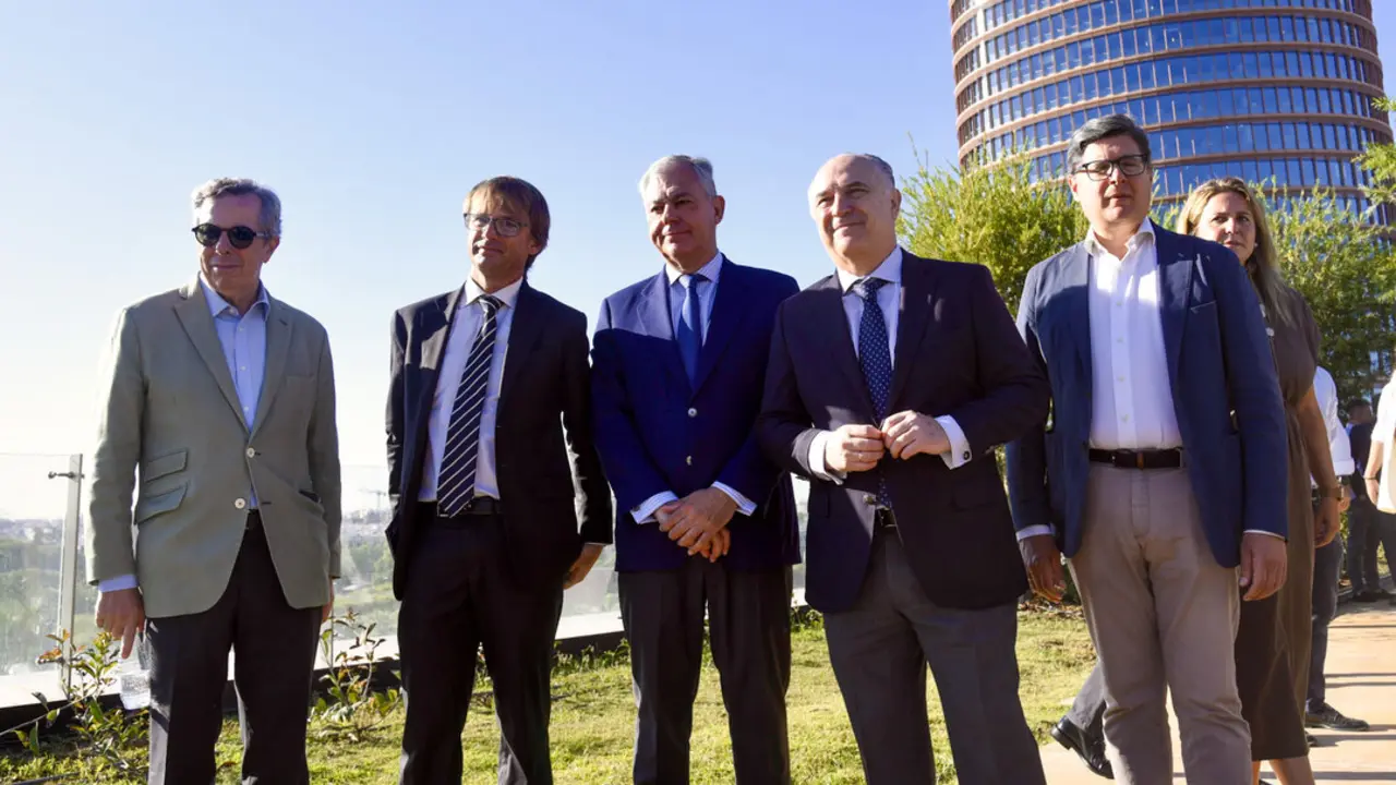  Autoridades en la inauguraci&oacute;n de Loft Garden, en Torre Sevilla. | VIVA SEVILLA 